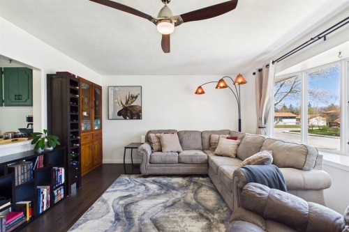 7411 21 Se, Calgary, AB - Indoor Photo Showing Living Room