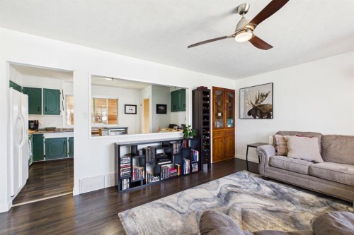 7411 21 Se, Calgary, AB - Indoor Photo Showing Living Room