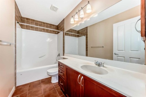 22 Everhollow Rise Sw, Calgary, AB - Indoor Photo Showing Bathroom