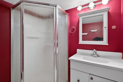 59 Fairview Drive Se, Calgary, AB - Indoor Photo Showing Bathroom