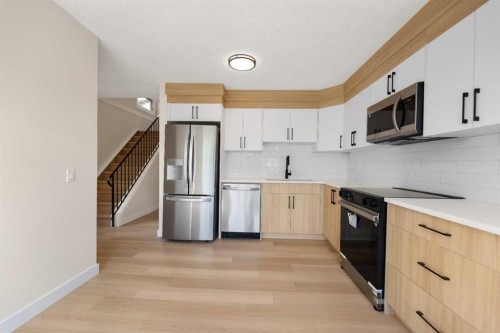 32-99 Midpark Gardens Se, Calgary, AB - Indoor Photo Showing Kitchen With Stainless Steel Kitchen