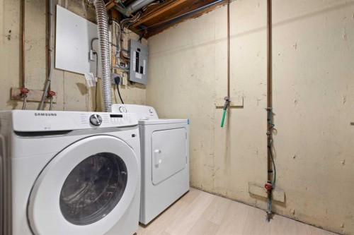 32-99 Midpark Gardens Se, Calgary, AB - Indoor Photo Showing Laundry Room