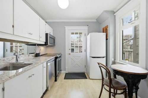 816 3 Avenue Nw, Calgary, AB - Indoor Photo Showing Kitchen With Upgraded Kitchen