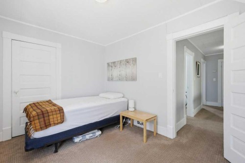 816 3 Avenue Nw, Calgary, AB - Indoor Photo Showing Bedroom