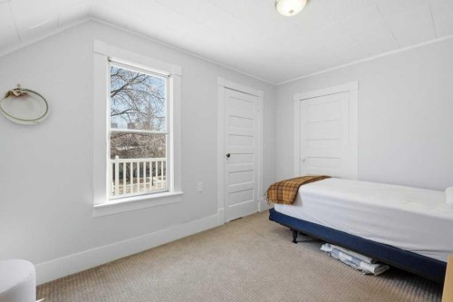 816 3 Avenue Nw, Calgary, AB - Indoor Photo Showing Bedroom
