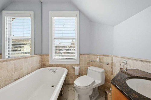 816 3 Avenue Nw, Calgary, AB - Indoor Photo Showing Bathroom