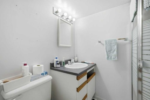 816 3 Avenue Nw, Calgary, AB - Indoor Photo Showing Bathroom