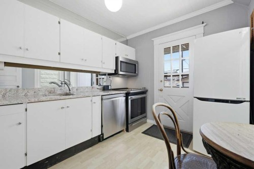 816 3 Avenue Nw, Calgary, AB - Indoor Photo Showing Kitchen