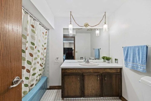 652 Dalmeny Hill Nw, Calgary, AB - Indoor Photo Showing Bathroom