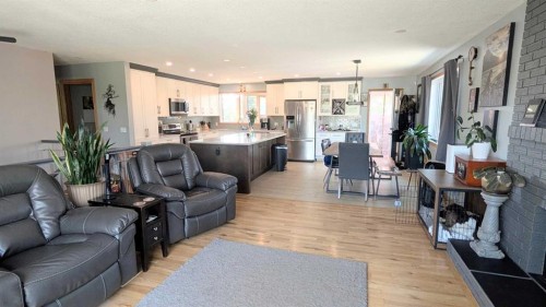 108 Glendale Place, Cochrane, AB - Indoor Photo Showing Living Room