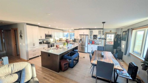 108 Glendale Place, Cochrane, AB - Indoor Photo Showing Kitchen