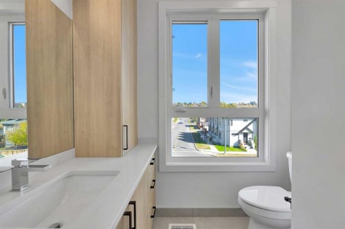 4903 Bowness Road Nw, Calgary, AB - Indoor Photo Showing Bathroom