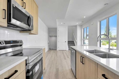 4903 Bowness Road Nw, Calgary, AB - Indoor Photo Showing Kitchen With Double Sink With Upgraded Kitchen