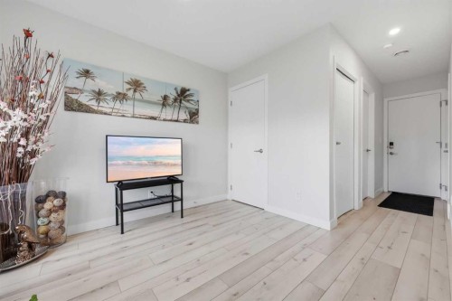 11 Les Jardins Park Se, Calgary, AB - Indoor Photo Showing Other Room