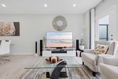 11 Les Jardins Park Se, Calgary, AB - Indoor Photo Showing Other Room