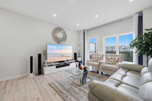 11 Les Jardins Park Se, Calgary, AB - Indoor Photo Showing Living Room