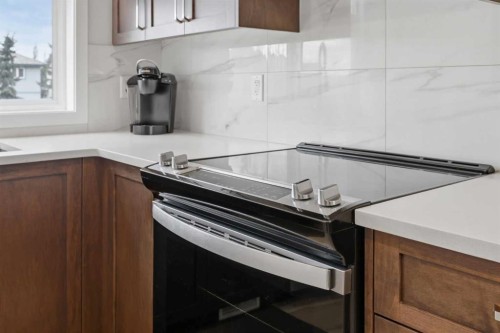 11 Les Jardins Park Se, Calgary, AB - Indoor Photo Showing Kitchen
