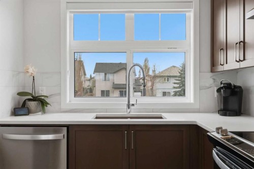 11 Les Jardins Park Se, Calgary, AB - Indoor Photo Showing Kitchen