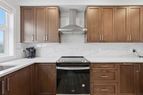11 Les Jardins Park Se, Calgary, AB - Indoor Photo Showing Kitchen