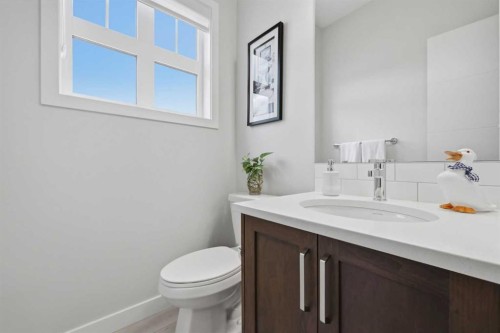 11 Les Jardins Park Se, Calgary, AB - Indoor Photo Showing Bathroom