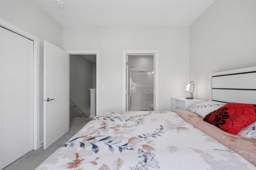 11 Les Jardins Park Se, Calgary, AB - Indoor Photo Showing Bedroom