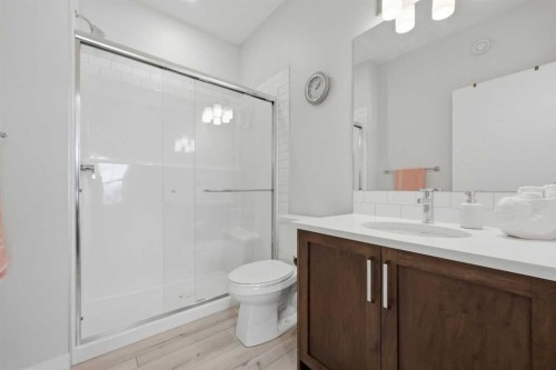 11 Les Jardins Park Se, Calgary, AB - Indoor Photo Showing Bathroom
