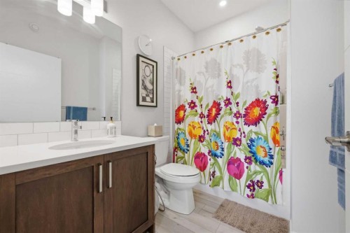 11 Les Jardins Park Se, Calgary, AB - Indoor Photo Showing Bathroom
