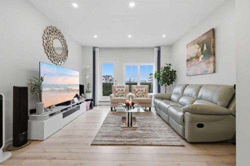 11 Les Jardins Park Se, Calgary, AB - Indoor Photo Showing Living Room