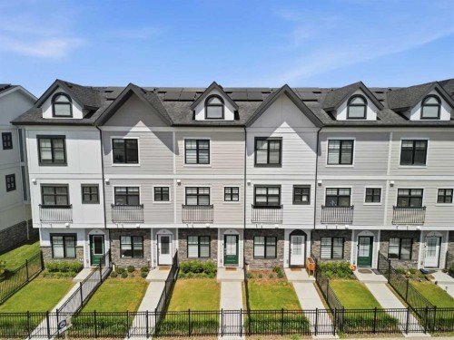 11 Les Jardins Park Se, Calgary, AB -  With Facade
