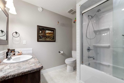 17 Westlynn Drive, Claresholm, AB - Indoor Photo Showing Bathroom