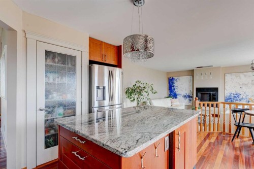210 Hawkville Close Nw, Calgary, AB - Indoor Photo Showing Kitchen