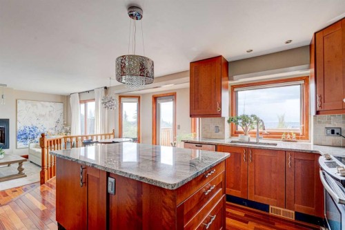 210 Hawkville Close Nw, Calgary, AB - Indoor Photo Showing Kitchen