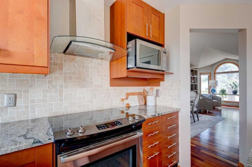 210 Hawkville Close Nw, Calgary, AB - Indoor Photo Showing Kitchen