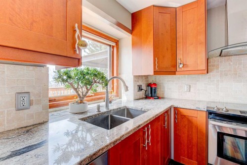 210 Hawkville Close Nw, Calgary, AB - Indoor Photo Showing Kitchen With Double Sink
