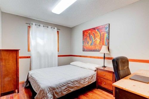 210 Hawkville Close Nw, Calgary, AB - Indoor Photo Showing Bedroom