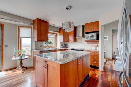 210 Hawkville Close Nw, Calgary, AB - Indoor Photo Showing Kitchen