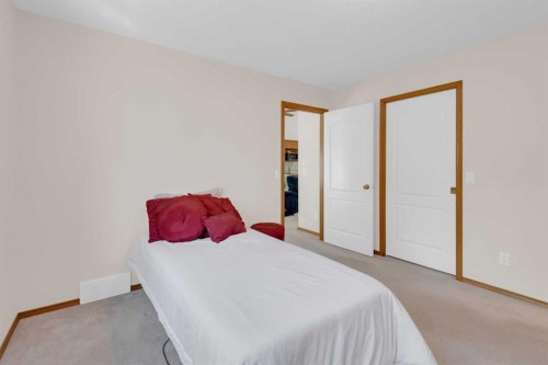 104 Whispering Way, Vulcan, AB - Indoor Photo Showing Bedroom