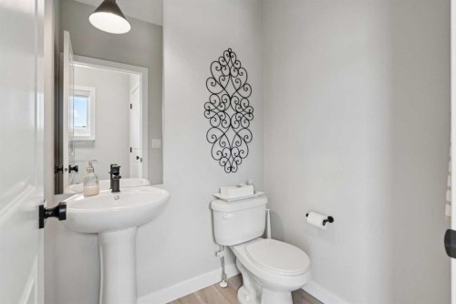 40 Emberside Grove, Cochrane, AB - Indoor Photo Showing Bathroom