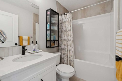 40 Emberside Grove, Cochrane, AB - Indoor Photo Showing Bathroom