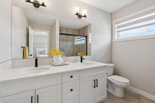 40 Emberside Grove, Cochrane, AB - Indoor Photo Showing Bathroom