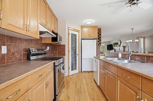 258 Cramond Circle Se, Calgary, AB - Indoor Photo Showing Kitchen With Double Sink