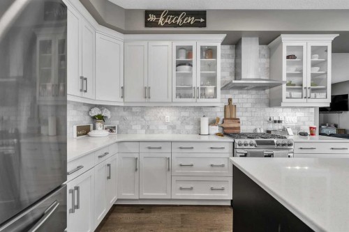 8223 9 Avenue Sw, Calgary, AB - Indoor Photo Showing Kitchen With Upgraded Kitchen
