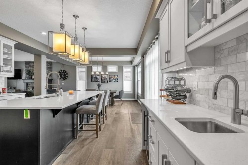8223 9 Avenue Sw, Calgary, AB - Indoor Photo Showing Kitchen With Upgraded Kitchen