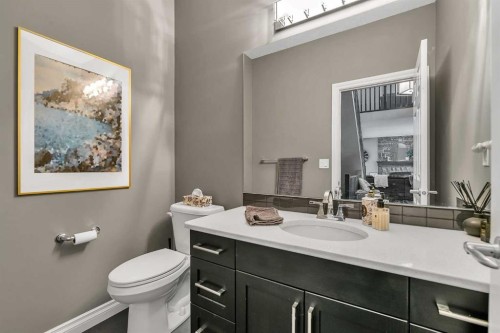 8223 9 Avenue Sw, Calgary, AB - Indoor Photo Showing Bathroom