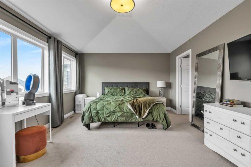 8223 9 Avenue Sw, Calgary, AB - Indoor Photo Showing Bedroom