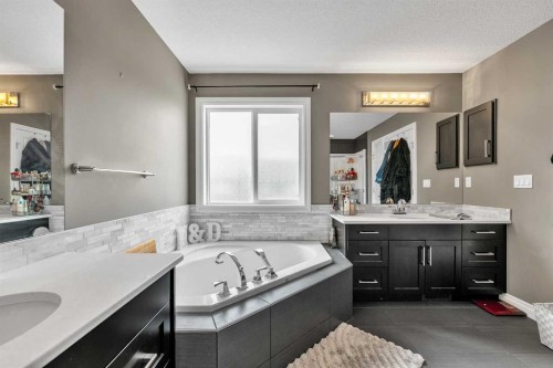 8223 9 Avenue Sw, Calgary, AB - Indoor Photo Showing Bathroom