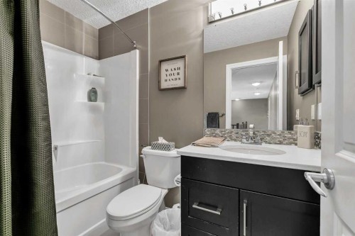 8223 9 Avenue Sw, Calgary, AB - Indoor Photo Showing Bathroom