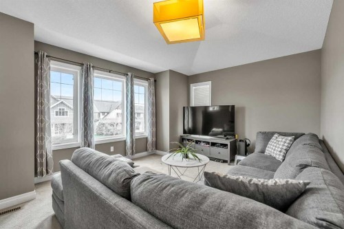 8223 9 Avenue Sw, Calgary, AB - Indoor Photo Showing Living Room