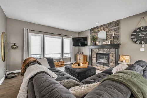 8223 9 Avenue Sw, Calgary, AB - Indoor Photo Showing Living Room With Fireplace