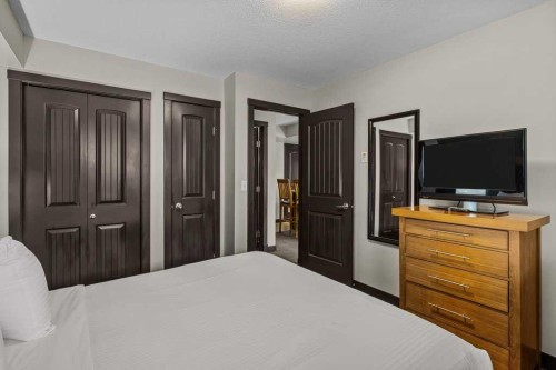 2109-250 2Nd Avenue, Dead Man'S Flats, AB - Indoor Photo Showing Bedroom